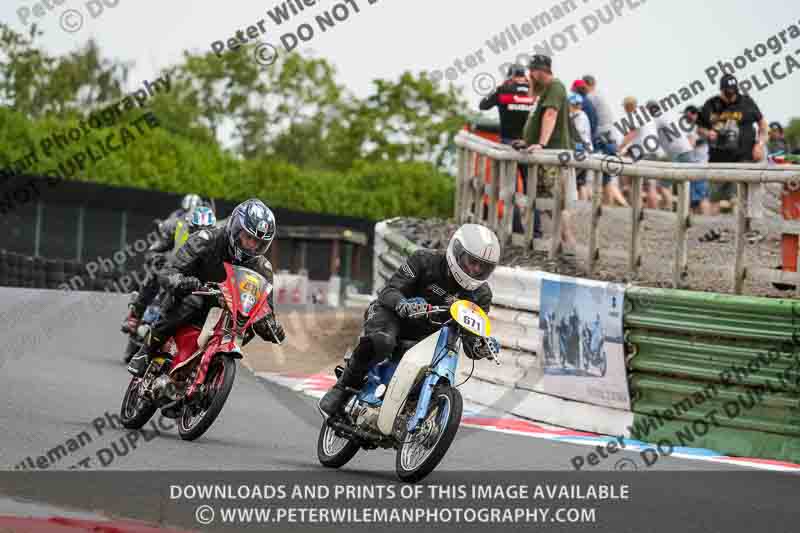 Vintage motorcycle club;eventdigitalimages;mallory park;mallory park trackday photographs;no limits trackdays;peter wileman photography;trackday digital images;trackday photos;vmcc festival 1000 bikes photographs